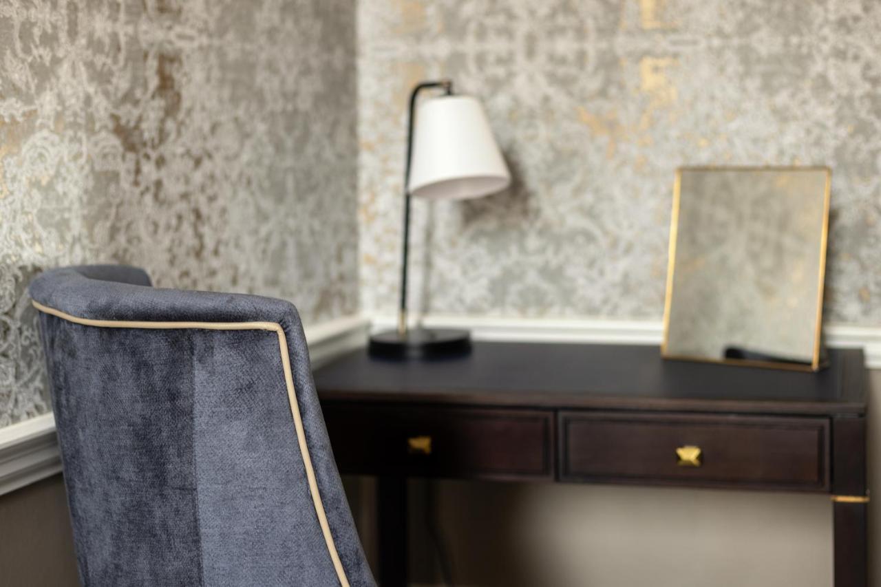 Ensana Buxton Crescent Hotel Exterior photo A dressing table